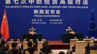 中欧经贸高层对话周一在北京钓鱼台宾馆举行。对话结束后，中国副总理刘鹤（右）和欧盟执委会副主席卡泰宁召开联席记者会。