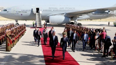 英国威廉王子（前排左）周日乘搭专机飞抵约旦，该国王储侯赛因（前排右）亲自到马尔卡军事机场迎接。