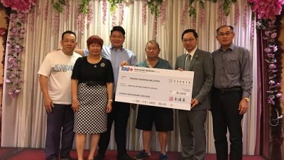 新国泰冷气酒家捐出5万令吉予“大马希望基金”，由潘伟斯（左5）代表接领。左起为张志明、颜美莲、潘家豪、潘奕志及符俊成。