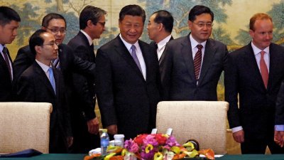 中国国家主席习近平（中）上周四在北京的钓鱼台国宾馆，跟20名欧美跨国首席执行员举行圆桌峰会。