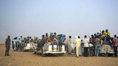 大批来自尼日尔及其他非洲国家的难民及非法移民，挤在一辆辆的老旧卡车内，准备在烈日当空的高温天气下，从尼日尔的阿加德兹出发前往利比亚，再投奔怒海到欧洲寻找新生活。