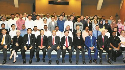 新届槟威市议员名单出炉，48人中共有26个新人，左6起为槟州首长曹观友、第一副首长拿督扎基尤丁及佳日星。（摄影：蔡开国）