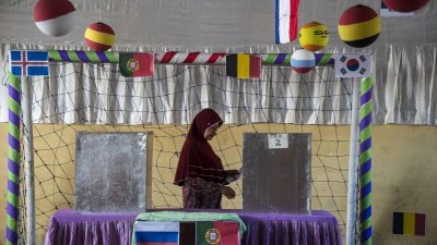 印尼周三举行地方选举，适逢俄罗斯世界杯，在东爪哇省的泗水，有投票站以足球为主题来装饰以吸引选民投票。