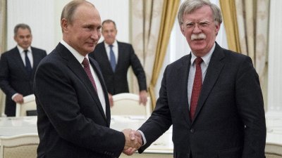 俄罗斯总统普京（左）周三在克里姆林宫，接见到访的美国国家安全顾问博尔顿。俄方官员在会面后宣布，俄美已达成举办峰会的决定。