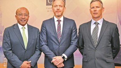 沙里尔（左起）和DEA德国石油高级副总裁波克曼与PremierOil勘探经理布大卫斯出席生产共享合约签署仪式。