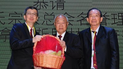 林福山（左）赠送水果礼篮予林玉唐（中）。右为林氏宗亲 总会署理总会长拿督林钦荣。