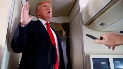 美国总统特朗普周五从华府飞往新泽西州，他在总统专机“空军一号”上接受记者的访问。