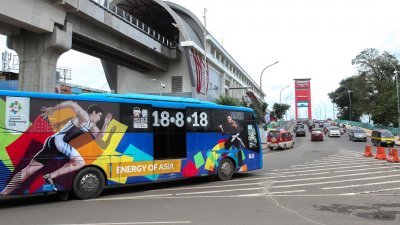 印尼首都雅加达和苏门答腊巨港市，将在8月举行亚洲运动会，巨港看来已准备就绪，路上可见有巴士广告为亚运会宣传。