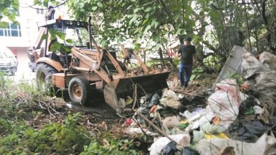 挖泥机载垃圾到吴福发路丢弃，遭巴生市 议会逮个正著，挖泥机最后被扣押。