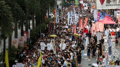 香港民众周日上街参加七一游行，今年民阵将主题定为“结束一党专政 拒绝香港沉沦”，但也有参与游行的组织和单位，表达各自的诉求。