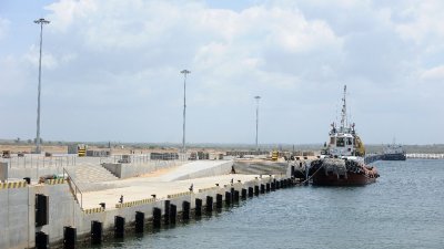 斯里兰卡的南方军司令部，将迁至汉班托特港。这是一艘驳船停泊在该港的码头。