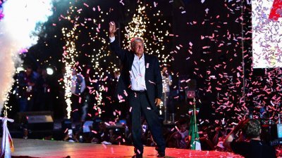 第3度竞选总统的墨西哥城前市长奥夫拉多尔，有望在周日的选举中一尝夙愿，并成为墨西哥数十年来首位左翼民粹总统。他于上周五在墨西哥城举行的选前造势大会上，向支持者挥手致意。