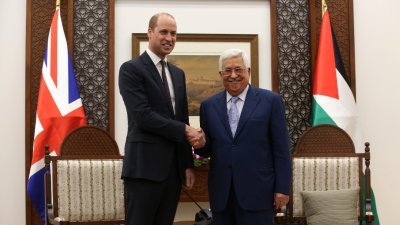 威廉（左）上周三则前往约旦河西岸，与巴勒斯坦自治政府主席阿巴斯会面。