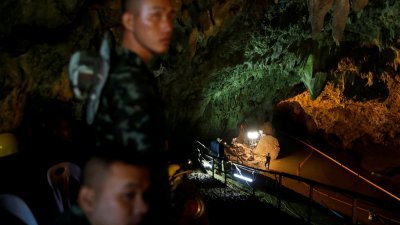 泰国军人和救援人员，周日继续在清莱府的洞穴内，搜寻失踪的12名少年足球队成员和他们的教练。