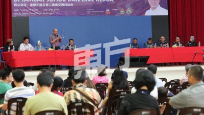 逾百名越堤族出席对话会，纷纷讲述自身经历，要求官员做出改善。 （摄影：刘维杰）