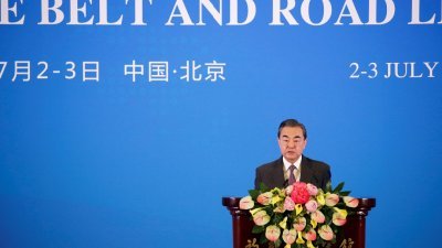 中国外交部长王毅，周一在北京为“一带一路”法治合作国际论坛致辞。-路透社-