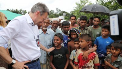 红十字国际委员会主席毛雷尔，周日在孟加拉国边境的难民营，探视从缅甸逃亡该国的罗兴亚儿童。
