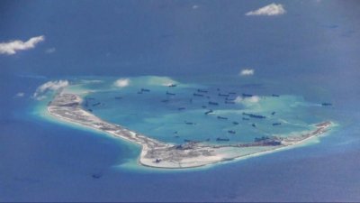 这是南沙群岛中的美济礁，2015年拍摄的照片可见有中国船只在岛礁上动工。-路透社-