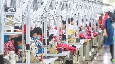 财新中国新出口订单指数跌至今年以来的低点，表明在中 美贸易争端不断升级之际，制造业的需求疲软。