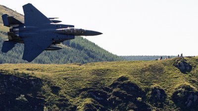 美国空军的F-15E战机，上月底在威尔斯山区著名的Mach Loop进行低飞训练。-法新社-