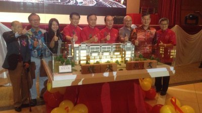 萧光麟（左2起）、廖彩彤、张国军、张润安、杨国兴、邹裕豪及郑金财，为客家大楼模 型完成揭幕仪式。