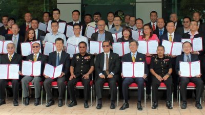 马来西亚厂商联合会霹雳分会45名会员厂商，签署“我反贪污”宣誓书后合摄分享喜悦，前排左5起是再努、尼萨、颜德光及苏克里。
