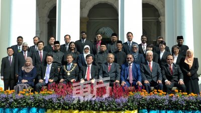 尤端详（前左3起）、曹观友、槟州第二副首长拉玛沙米及佳日星，与2018年新届槟岛市议员合照。 （摄影：蔡开国）