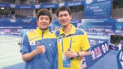 陈刚（右）在执教韩国国家羽球队期间，与当时的双打名将李龙大合照。 