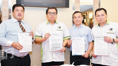 曾国龙（左起）、黄保国、黄德源与黄保民呼吁吉隆坡市政局，取消向中医业者收取1万令吉抵押金的新措施。（摄影：张真甄）