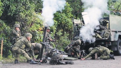 菲律宾政府军在马京达瑙省，与反政府武装“邦萨摩洛伊斯兰自由战士组织”（BIFF）发生武装冲突。这是菲律宾陆军第二机械化步兵师士兵周三向BIFF发射迫击炮弹。