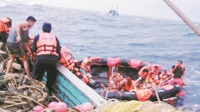 普吉岛的观光船只，周四因恶劣天气翻覆，船上载有百多人。泰国当局立即派出救援队伍营救，但由于当地天气不佳，救援部队必须在大浪中将游客从海中救起。
