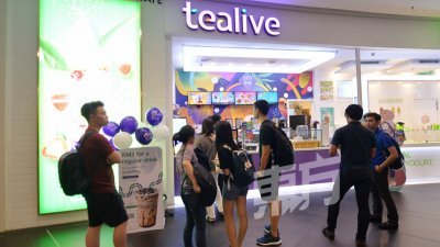 tealive位于隆市的分店都正常运作，而且还结合各项推广活动，推出半价饮品，吸引不少人潮到访。（摄影：曾钲勤）