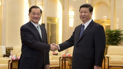 国民党前荣誉主席连战（左）下周到北京、辽宁省、吉林省和浙江省参访，期间将与中共总书记习近平会晤。