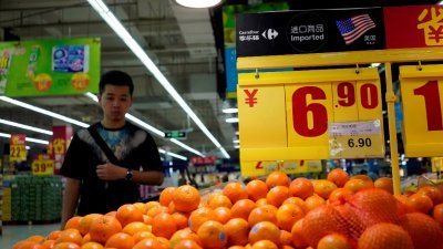 美国农业近年已经衰退不少，贸易战势进一步打击美国农产品市场，为农民雪上加霜。这是在上海一家超市，售卖从美国进口的鲜橙。