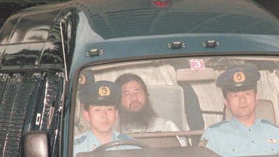 奥姆真理教教主麻原彰晃和其他6名教徒，已在周五被处决。这是麻原彰晃在1995年7月19日，从东京警察总部被警员载送到东京地区法院，待司法当局审问。