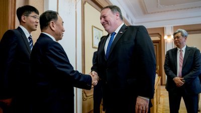 美国国务卿蓬佩奥（中）周五抵达平壤，与朝鲜劳动党中央委员会副委员长金英哲（左二）会晤。