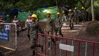 这是一批参与搜救行动的泰国士兵和警员，周六离开搜救现场。雨季即将来临，加上洞穴内的氧气越来越稀薄，营救行动变得越来越急迫。