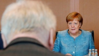 德国总理默克尔周五在柏林出席每周的内阁会议。