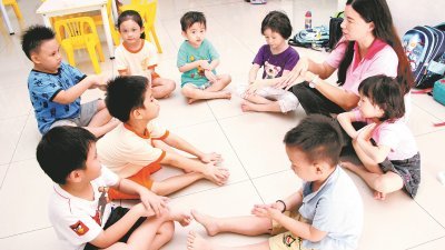 峇东埔檀香幼儿园院长林丽霞，以手势教导孩童如何正确地洗手。