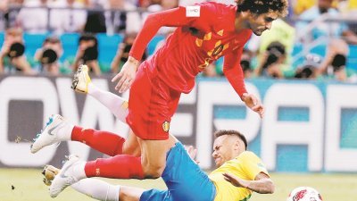 巴西头号球星内马尔（右）在禁区带球被回防的比利时后腰费莱尼（左）用脚尖轻轻一碰，内马尔顺势扑倒，但主裁判马日奇坚定认为费莱尼没有犯规。