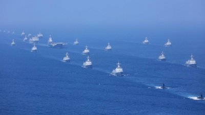 纽西兰政府之前一直避免批评中国，最新的《战略性国防政策声明》却罕见点名关切南海问题，并对中国在太平洋地区日益增长的影响力表示担忧。这是解放军今年4月在南海海域，举行大型的海上阅兵。