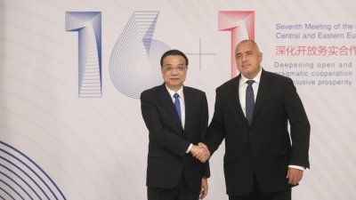 中国总理李克强（左）周六与保加利亚总理鲍里索夫握手合照。李克强当天在索非亚文化宫，与中东欧国家领导人共同出席中国－中东欧国家领导人会晤及经贸论坛。