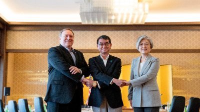 美国国务卿蓬佩奥（左起）、日本外长河野太郎和韩国外长康京和，周日在日本的东京饭仓公馆进行会议期间合照。