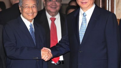 二度任相的马哈迪将8月访华，备受关注。图为中国国家主席习近平（右）在2013年10月5日，访问大马期间，曾与马哈迪（左）进行了近1小时的闭门会谈。