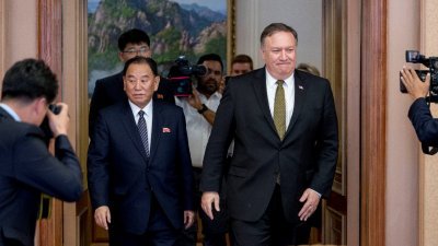 美国国务卿蓬佩奥（右）周五至周六与朝鲜劳动党中央委员会副委员长金英哲，在平壤进行高级别会谈，商讨弃核议题。这是他们周六在休息后，一同回到会议室，继续磋商。