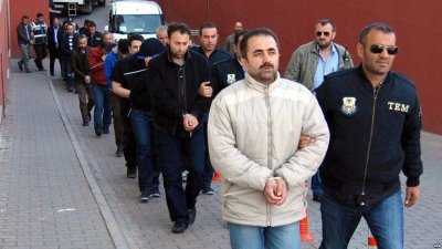 土耳其政府在2017年4月，将一批伊斯兰教教士居伦的支持者带上警局。土耳其当局指控流亡美国的居伦，策动2016年的军事政变。但居伦否认涉事。