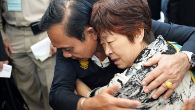 泰国首相巴育周一前往普吉岛，探望中国遇难者的家属。他在现场与一名家属了解情况后，给予拥抱安慰。