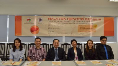 陈培发（左3起）及2018年马来西亚肝炎日筹委会秘书颜石真等人，呼吁民众踊跃参与免费B型及C型肝炎检验。