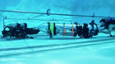 美国科技企业家马斯克创办的SpaceX和钻洞公司The Boring Company，研发迷你潜艇协助救出受困清莱洞穴的少年。这是工程专家在美国加州洛杉矶的一个游泳池，测试该迷你潜艇。