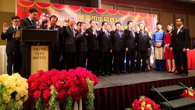 陈成龙（前排左6）率领居銮中华总商会新届理事宣誓就职。陈泓宾（右起）、黄书琪、谢奥玛监誓。